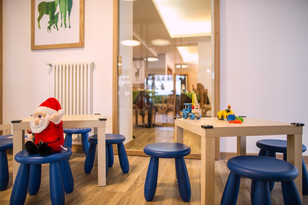 Alpencolor Hotel Tonale ปัสโซเดลโตนาเล ภายนอก รูปภาพ